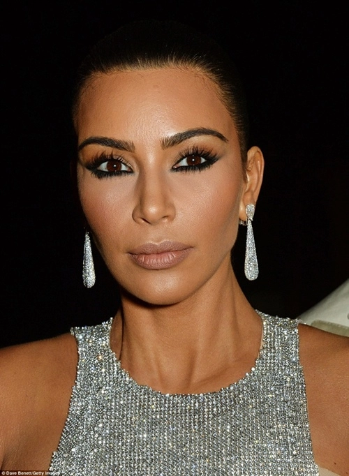 Kim siêu vòng ba mặt cứng như tượng sáp vì lỗi makeup