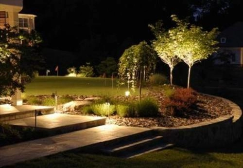 Kỹ thuật dùng đèn chiếu sáng lung linh sân vườn