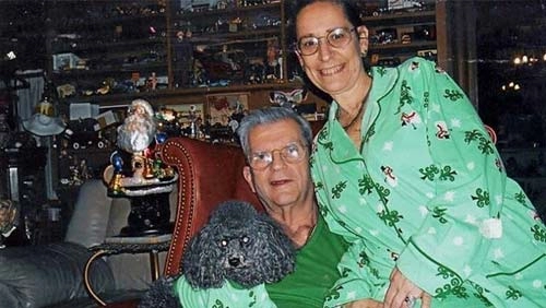 Lạ lùng cặp vợ chồng mặc đồ đôi suốt 37 năm