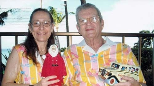 Lạ lùng cặp vợ chồng mặc đồ đôi suốt 37 năm