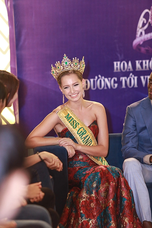 Lan khuê được chủ tịch miss grand international mời thi hoa hậu