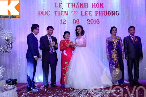 Lê thị phương hạnh phúc ngọt ngào bên chồng trong tiệc cưới