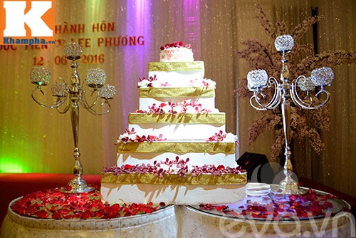 Lê thị phương hạnh phúc ngọt ngào bên chồng trong tiệc cưới