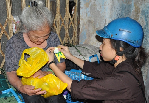 Lễ vu lan phát quà hoa hồng cho người nghèo