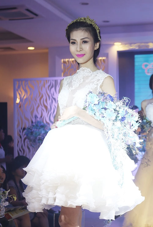 Mẫu chuyển giới diện váy cưới kiêu sa trên sàn catwalk