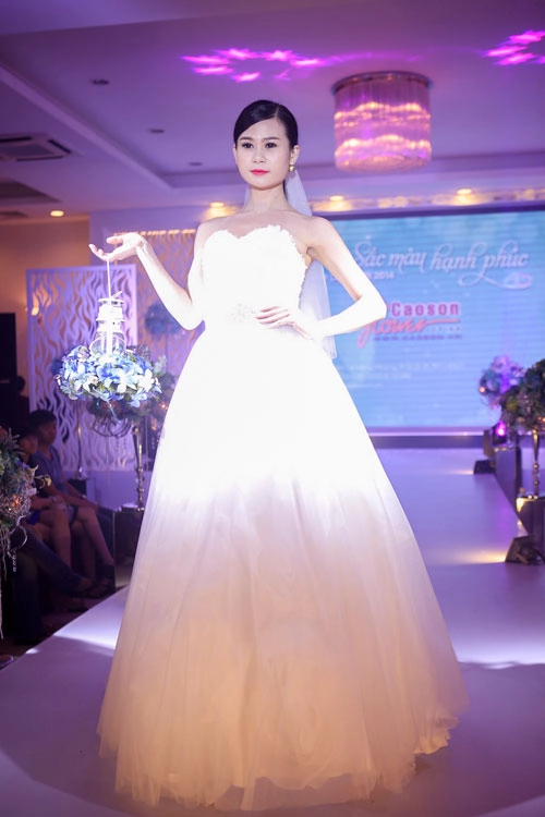 Mẫu chuyển giới diện váy cưới kiêu sa trên sàn catwalk