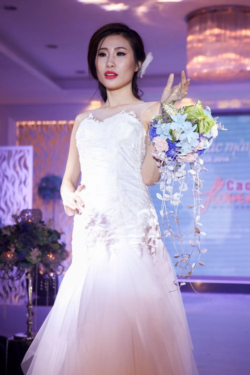 Mẫu chuyển giới diện váy cưới kiêu sa trên sàn catwalk