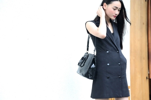 Mẫu việt khoe street style trắng - đen tập duyệt show đỗ mạnh cường