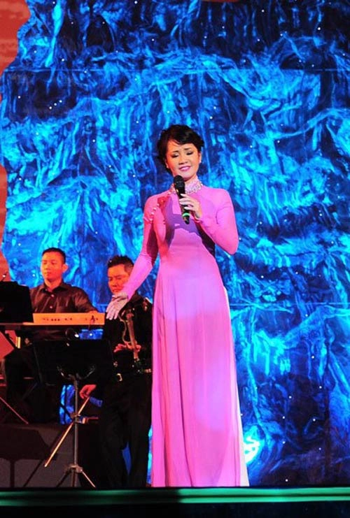 Mấy ai u50 mặc áo dài quyến rũ được như diva hồng nhung