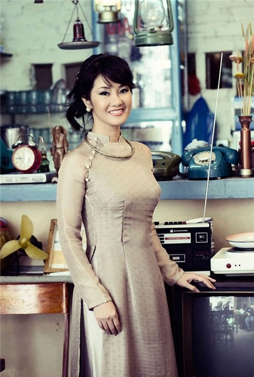 Mấy ai u50 mặc áo dài quyến rũ được như diva hồng nhung