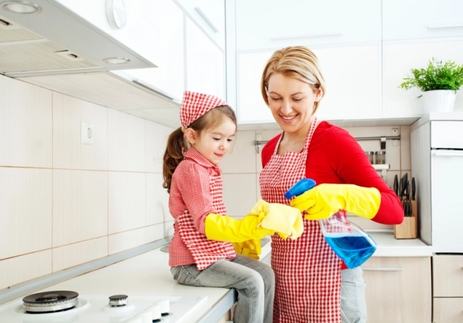 Mẹ khéo dạy bé hào hứng giúp cha mẹ làm việc nhà
