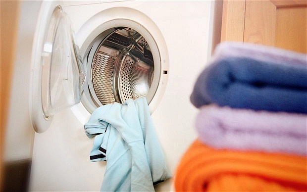 Mẹo giặt quần áo sạch sẽ bền màu không phải ai cũng biết