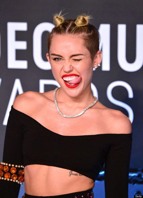 Miley cyrus lộ quái chiêu gợi cảm mới