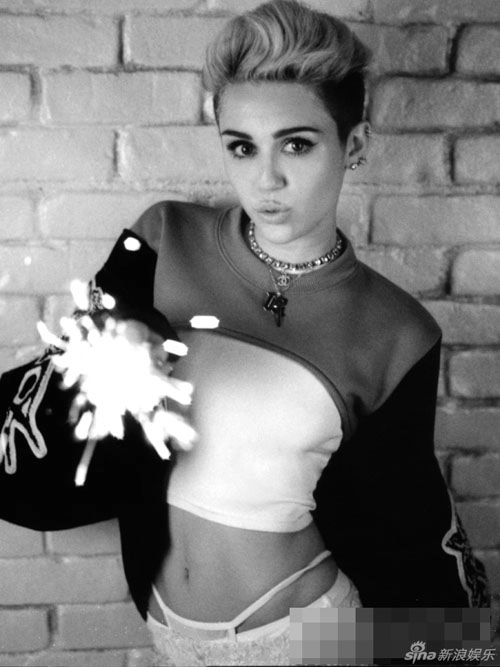 Miley cyrus lộ quái chiêu gợi cảm mới