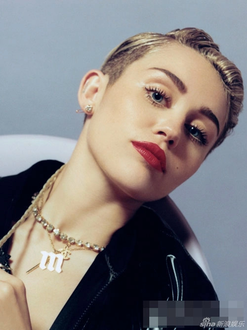 Miley cyrus lộ quái chiêu gợi cảm mới