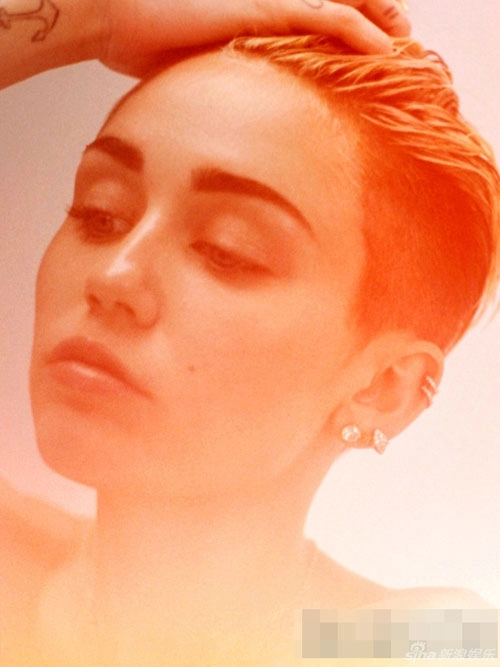 Miley cyrus lộ quái chiêu gợi cảm mới