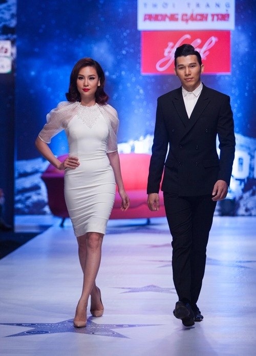 Minh triệu sải bước lạnh lùng trên sàn catwalk