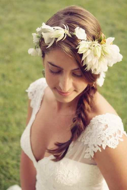 Mùa cưới 2015 mốt dùng hoa tươi cài tóc lên ngôi