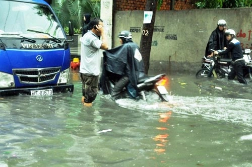 Mưa một giờ đường phố sài gòn ngập khủng khiếp