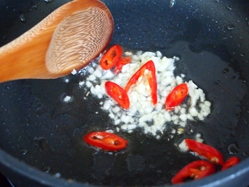 Mực chiên xào tỏi ớt đơn giản dễ làm
