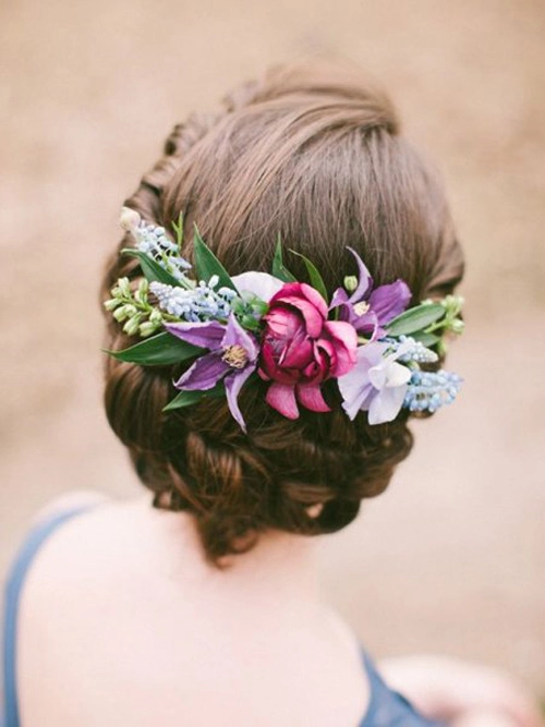 Muôn kiểu tóc cô dâu cài hoa trong mùa cưới lãng mạn