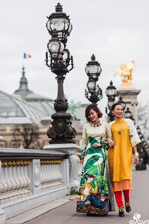 Nao lòng ngắm áo dài việt tha thướt trên đường phố paris