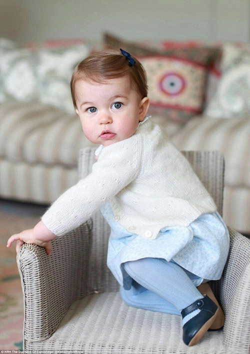 Ngắm tiểu công chúa charlotte đáng yêu khi tròn 1 tuổi