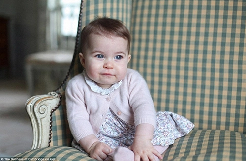Ngắm tiểu công chúa charlotte đáng yêu khi tròn 1 tuổi