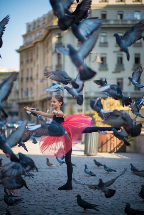 Ngắm vũ công xinh đẹp 12 tuổi hóa thiên nga đường phố