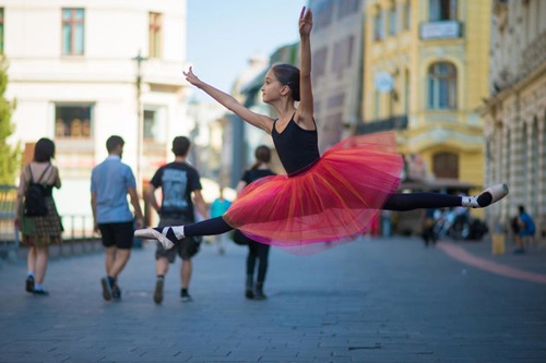 Ngắm vũ công xinh đẹp 12 tuổi hóa thiên nga đường phố