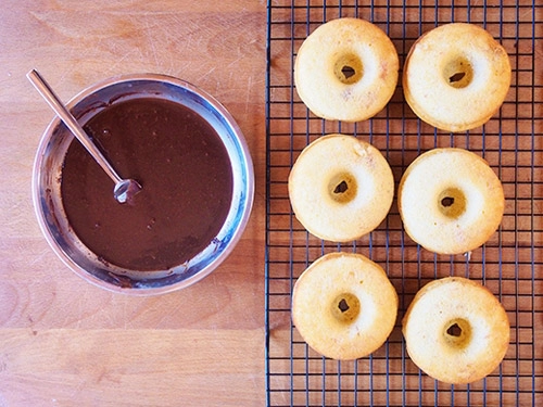 Ngất ngây với bánh donut chuối phủ chocolate