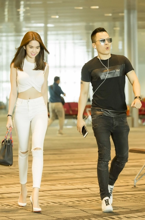 Ngọc trinh khoe nhan sắc trẻ trung ở sân bay singapore