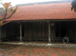 Ngôi nhà cổ 200 năm tuổi bên hồ tây