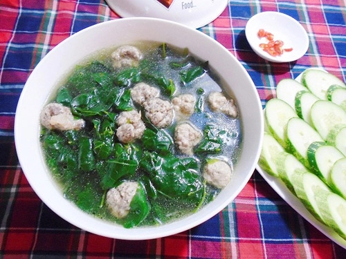 Ngon ngọt canh rau ngót nấu mọc