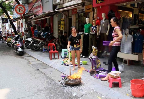 Người dân cúng chúng sinh đốt vàng mã ngày vu lan