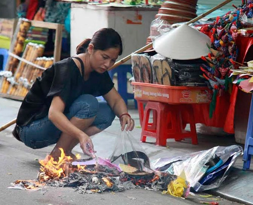 Người dân cúng chúng sinh đốt vàng mã ngày vu lan