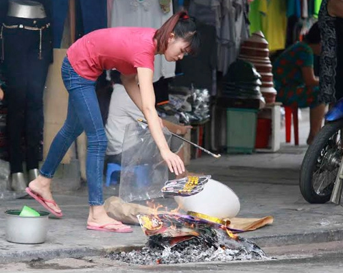 Người dân cúng chúng sinh đốt vàng mã ngày vu lan