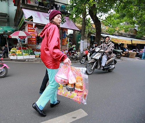 Người dân sắm đồ thả cá chép tiễn táo quân sớm