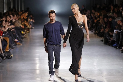Nhà mốt lừng danh yves saint laurent có giám đốc sáng tạo mới