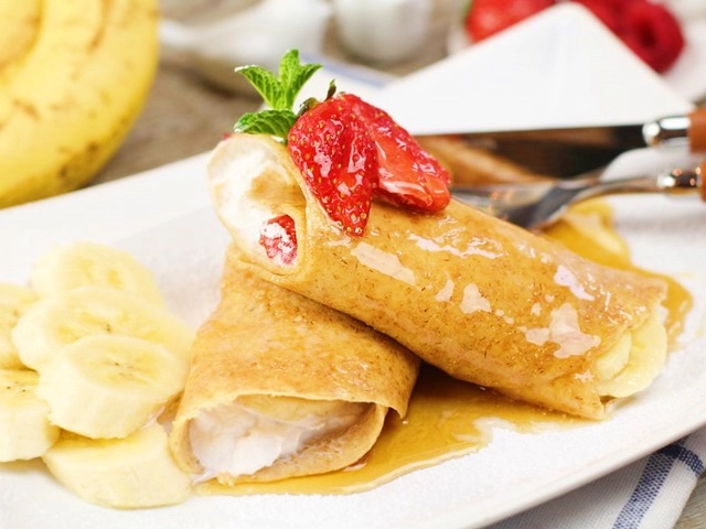 Nhân nhi bánh crepe chuối dâu tây cuối tuần