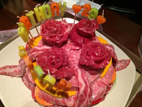 Nhật bản phát sốt với trào lưu làm bánh sinh nhật bằng thịt bò