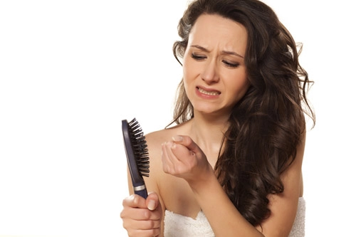 Những ảnh hưởng tiêu cực bủa vây phụ nữ rụng tóc