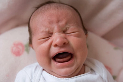 Những biểu hiện trẻ sơ sinh khóc do bị stress