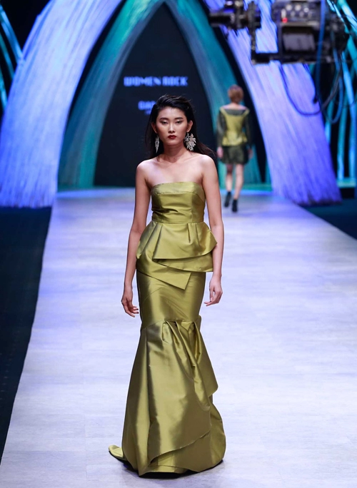 Ntk việt mang 1000 viên ngọc trai lên sàn catwalk