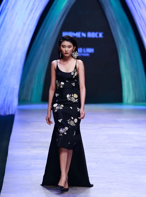 Ntk việt mang 1000 viên ngọc trai lên sàn catwalk