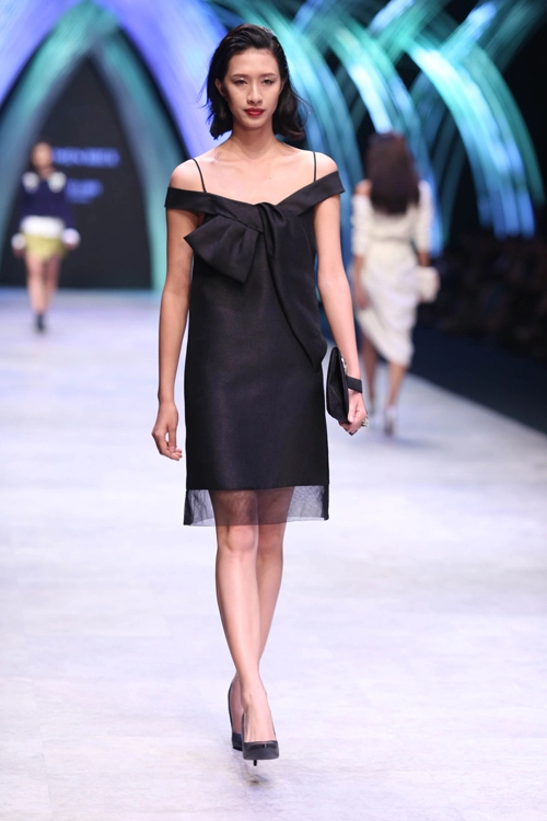 Ntk việt mang 1000 viên ngọc trai lên sàn catwalk