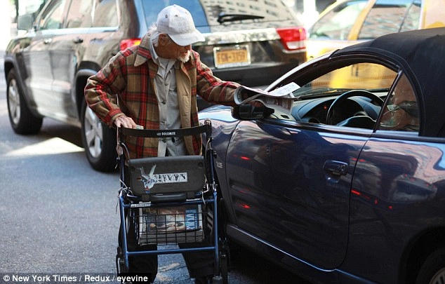 Ông lão 102 tuổi ban ngày ăn xin tối ở nhà triệu đô