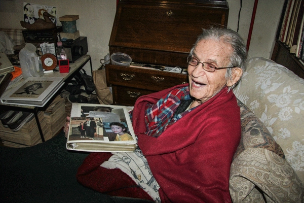 Ông lão 102 tuổi ban ngày ăn xin tối ở nhà triệu đô