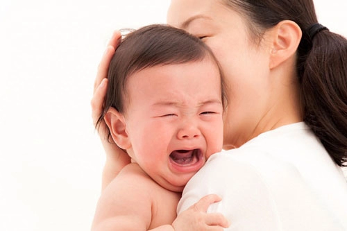 Phản ứng của bố mẹ khi con khóc tác động đến tương lai trẻ