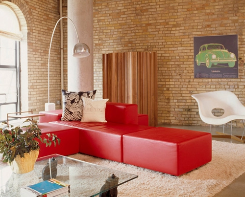 Phòng khách ấn tượng với ghế sofa đỏ